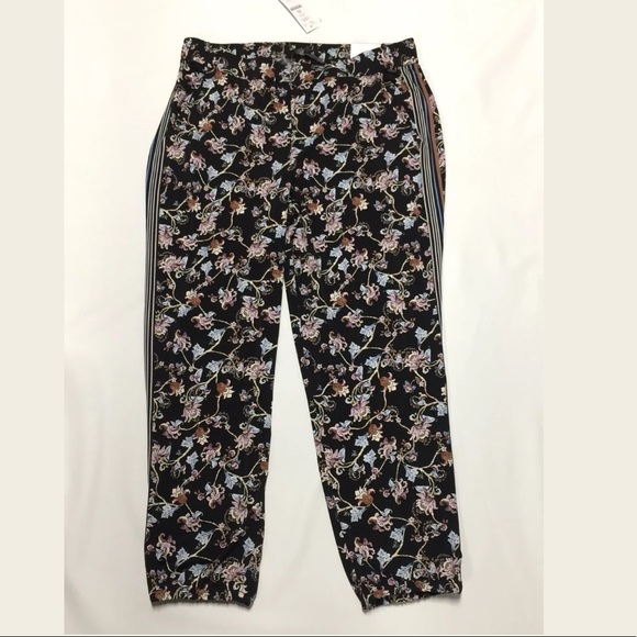 New White House Black market Floral Knit Print Summer, Joggers Crop pant - Picture 2 of 4